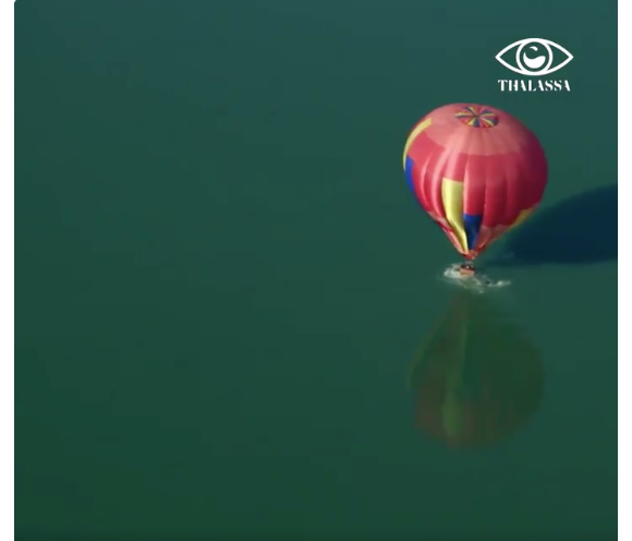 L'accident de montgolfière de Fanny Agostini dans "Thalassa" diffusé le 8 avril 2019 sur France 3. Ici la montgolfière à la mer.