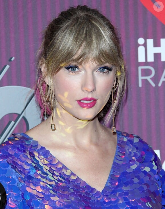 Taylor Swift dans la press room des "2019 iHeart Music Awards" au Microsoft Theatre à Los Angeles, le 14 mars 2019.