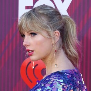 Taylor Swift au photocall des "2019 iHeart Radio Music Awards" au Microsoft Theatre à Los Angeles, le 14 mars 2019.