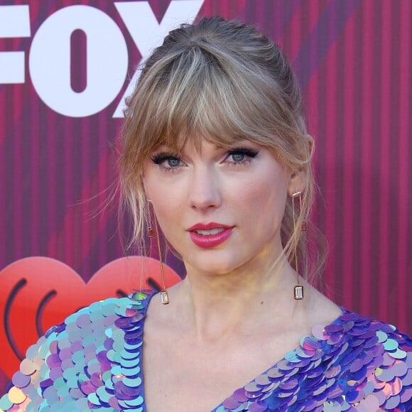 Taylor Swift au photocall des "2019 iHeart Radio Music Awards" au Microsoft Theatre à Los Angeles, le 14 mars 2019.