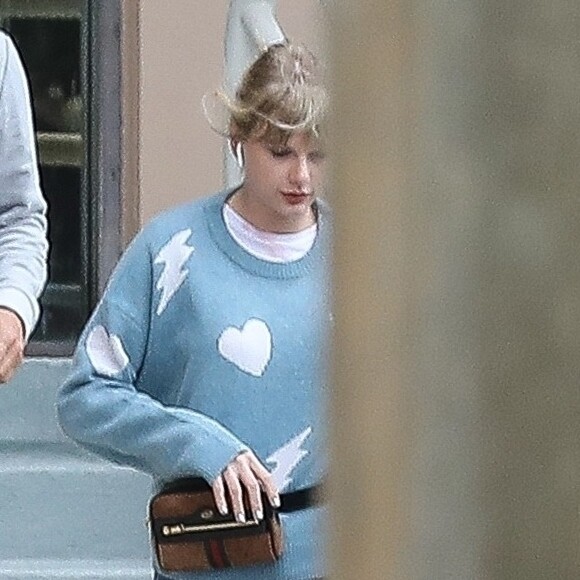 Exclusif - Taylor Swift se rend accompagné de son compagnon Joe Alwyn dans un studio d'enregistrement à Beverly Hills, le 3 mars 2019.