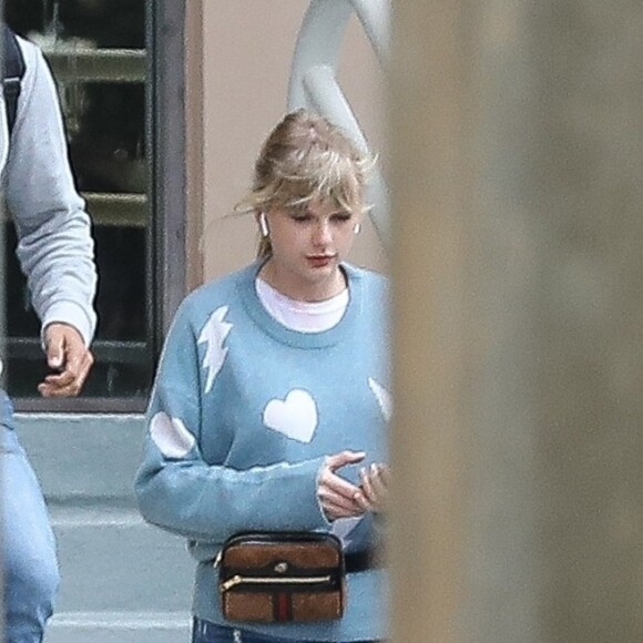 Exclusif - Taylor Swift se rend accompagné de son compagnon Joe Alwyn dans un studio d'enregistrement à Beverly Hills, le 3 mars 2019.