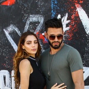 Exclusif - Nabilla Benattia et son compagnon Thomas Vergara s'embrassent et posent en couple contre des murs tagués pour un photoshoot à Miami, le 13 mars 2018