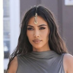 Exclusif - Kim Kardashian porte un bijou Tikka indien et un haut très moulant sans soutien-gorge en balade avec sa fille à Sherman Oaks. Le 30 mars 2019.