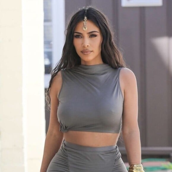 Exclusif - Kim Kardashian porte un bijou Tikka indien et un haut très moulant sans soutien-gorge en balade avec sa fille à Sherman Oaks. Le 30 mars 2019.