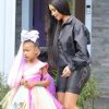 Exclusif - Kim Kardashian récupère sa fille North West chez la YouTubeuse Jojo Siwa à Los Angeles. Kim Kardashian surprend les fans et annonce que North West va débarquer sur Youtube dans une vidéo avec JoJo Siwa. Le 27 mars 2019.
