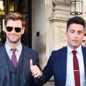 Paul Rudd et Chris Hemsworth à la sortie de leur hôtel à Londres, le 10 avril 2019.