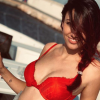 Delphine Wespiser en soutien-gorge rouge, le 11 avril 2019.