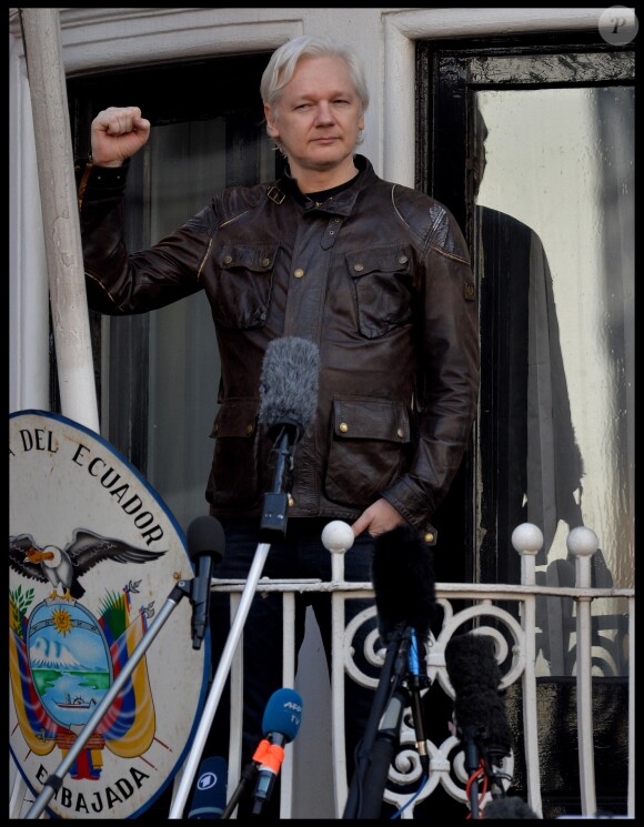 Julian Assange parle aux médias de l'ambassade d'Équateur à Londres le jour où la Suède a abandonné les poursuites contre lui le 19 mai 2017.