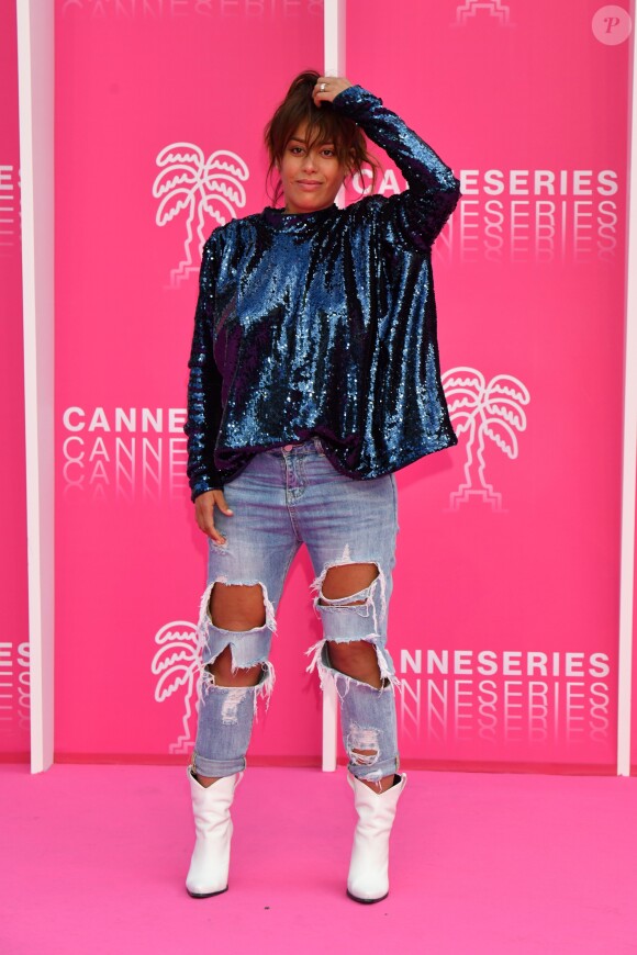 Amel Bent pour la série 'Kings' lors du photocall de la 5ème montée des marches de la 2ème édition du "Canneseries" au palais des Festivals à Cannes, France, le 9 avril 2019. © Bruno Bébert/Bestimage