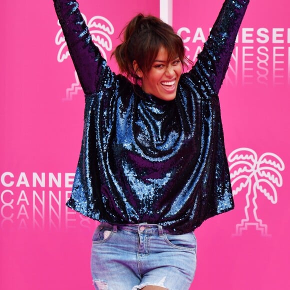 Amel Bent pour la série 'Kings' lors du photocall de la 5ème montée des marches de la 2ème édition du "Canneseries" au palais des Festivals à Cannes, France, le 9 avril 2019. © Bruno Bébert/Bestimage