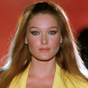 Carla Bruni défile pour Versace lors de la Fashion Week de Milan le 22 juillet 1994.