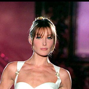 Carla Bruni défile pour la collection Versace haute-couture printemps-été 1995 à Paris.