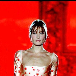 Carla Bruni défile pour la collection Versace haute-couture printemps-été 1995 à Paris.