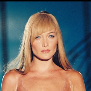 Carla Bruni défile pour la collection Versace haute-couture automne-hiver 1995-1996 à Paris.