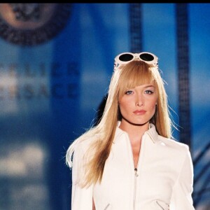 Carla Bruni défile pour la collection Versace haute-couture automne-hiver 1995-1996 à Paris.