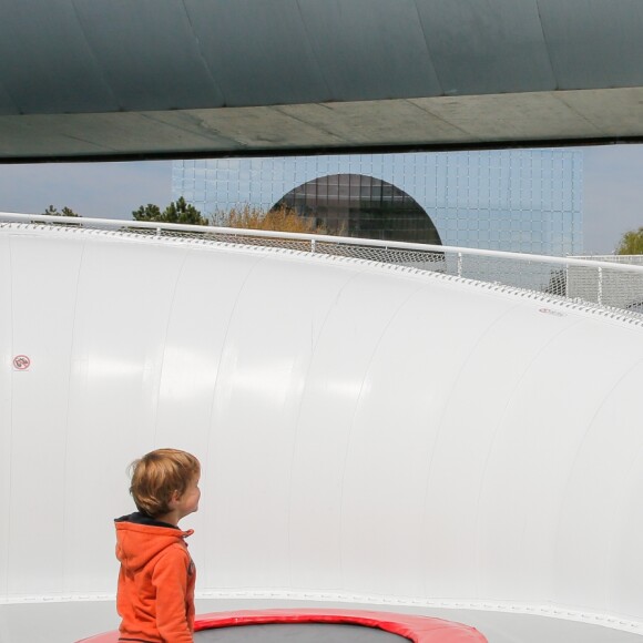 Exclusif - Elodie Gossuin, marraine de Futuropolis, sa fille Joséphine et son fils Léonard Lacherie lors de l'inauguration de Futuropolis, la nouvelle ville des enfants, dans le parc du Futuroscope à Poitiers le 13 avril 2019. Avec 21 jeux et attractions répartis sur 3 hectares, cette mini-cité concentre sur un mode ludique toutes les envies des enfants et tous les métiers qu'ils rêveraient d'exercer dans le futur. © Philippe Doignon / Bestimage