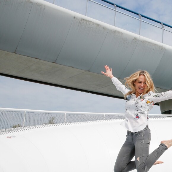 Exclusif - Tonya Kinzinger avec son fils lors de l'inauguration de Futuropolis, la nouvelle ville des enfants, dans le parc du Futuroscope à Poitiers le 13 avril 2019. Avec 21 jeux et attractions répartis sur 3 hectares, cette mini-cité concentre sur un mode ludique toutes les envies des enfants et tous les métiers qu'ils rêveraient d'exercer dans le futur. © Philippe Doignon / Bestimage