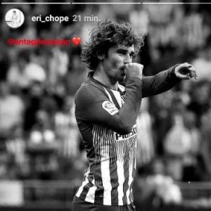 Erika Choperena a publié une photo d'Antoine Griezmann célébrant la naissance de leur fils Amaro sur le terrain, lors du match Atlético Madrid-Celta Vigo le 13 avril 2019.