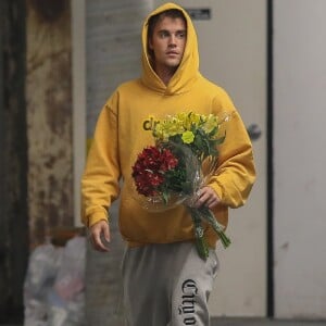 Justin Bieber est allé acheter des fleurs pour sa femme H. Baldwin Bieber chez CVS à Los Angeles, le 7 avril 2019. Il porte un sweat jaune de sa propre collection "Drew".