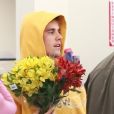 Justin Bieber est allé acheter des fleurs pour sa femme H. Baldwin Bieber chez CVS à Los Angeles, le 7 avril 2019. Il porte un sweat jaune de sa propre collection "Drew".