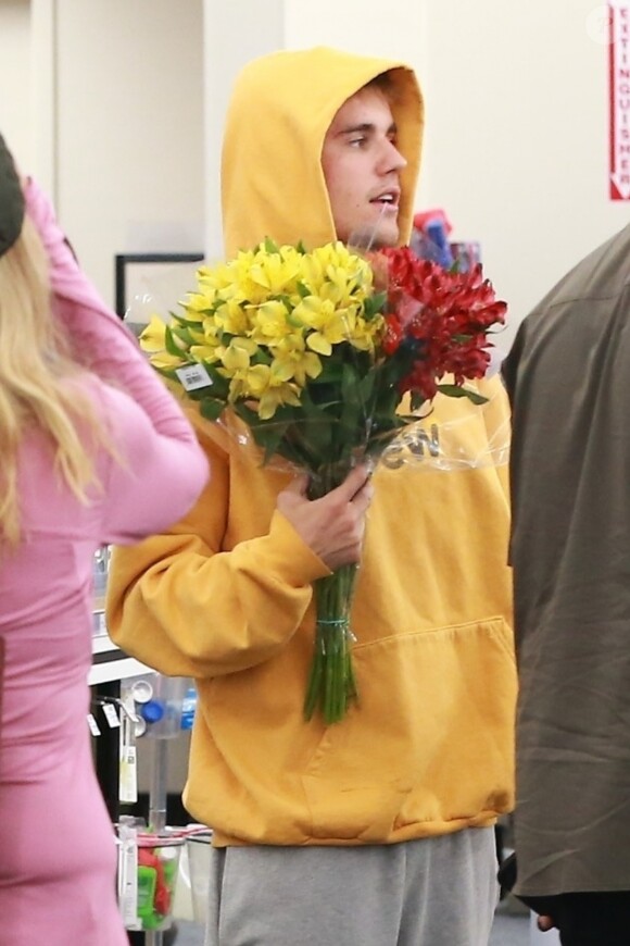 Justin Bieber est allé acheter des fleurs pour sa femme H. Baldwin Bieber chez CVS à Los Angeles, le 7 avril 2019. Il porte un sweat jaune de sa propre collection "Drew".