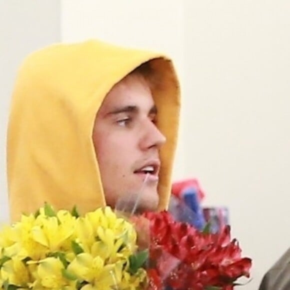 Justin Bieber est allé acheter des fleurs pour sa femme H. Baldwin Bieber chez CVS à Los Angeles, le 7 avril 2019. Il porte un sweat jaune de sa propre collection "Drew".