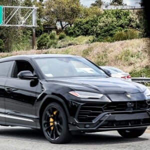 Exclusif - Justin Bieber conduit sa Lamborghini Urus sur l'autoroute à Laguna Beach le 5 avril 2019.