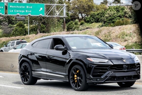 Exclusif - Justin Bieber conduit sa Lamborghini Urus sur l'autoroute à Laguna Beach le 5 avril 2019.