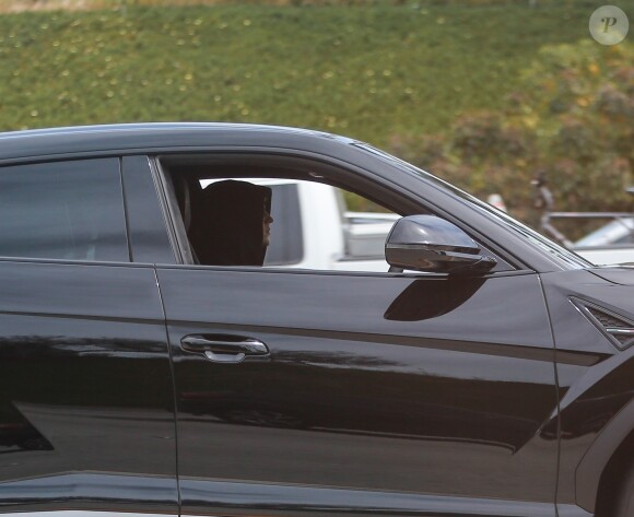 Exclusif - Justin Bieber conduit sa Lamborghini Urus sur l'autoroute à Laguna Beach le 5 avril 2019.