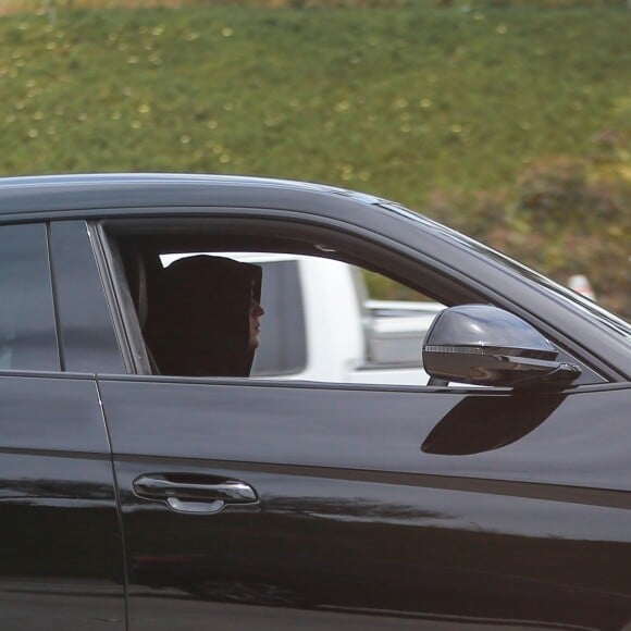 Exclusif - Justin Bieber conduit sa Lamborghini Urus sur l'autoroute à Laguna Beach le 5 avril 2019.