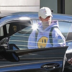 Justin Bieber quitte l'hôtel "Waldorf-Astoria" au volant de SUV Lamborghini Urus à Los Angeles, le 28 mars 2019.