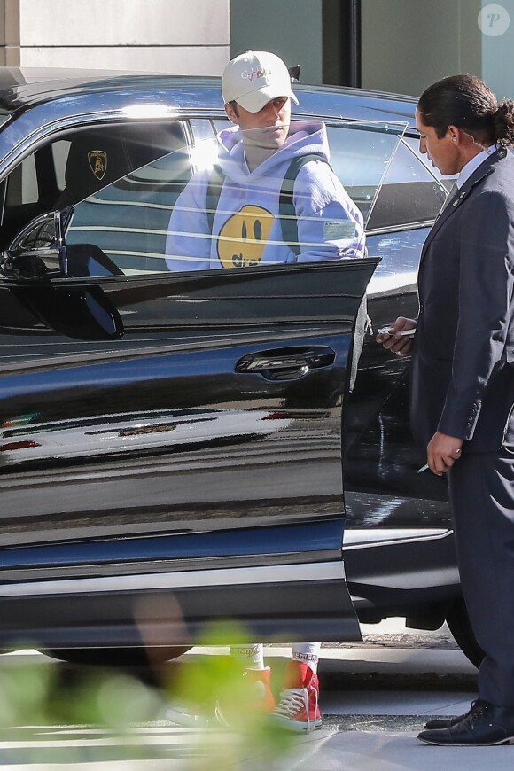 Justin Bieber quitte l'hôtel "Waldorf-Astoria" au volant de SUV Lamborghini Urus à Los Angeles, le 28 mars 2019.