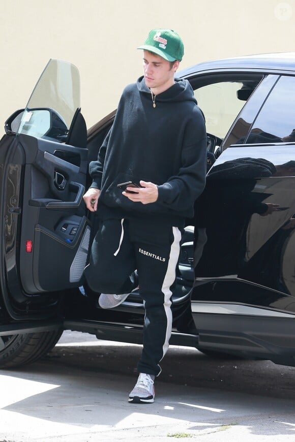 Justin Bieber est allé chercher un café chez 'Coffee Bean' après avoir fait un tour à salle de sport à Beverly Hills.