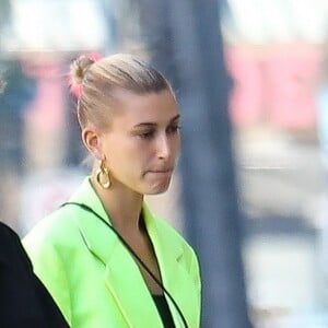 Exclusif - Justin Bieber et Hailey Baldwin Bieber sortent de l'hôtel Waldorf Astoria à Beverly Hills, Los Angeles. Hailey porte une veste de costume XXL jaune fluo! Le 27 mars 2019.