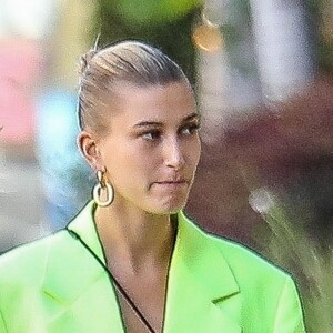 Exclusif - Justin Bieber et Hailey Baldwin Bieber sortent de l'hôtel Waldorf Astoria à Beverly Hills, Los Angeles. Hailey porte une veste de costume XXL jaune fluo! Le 27 mars 2019. F