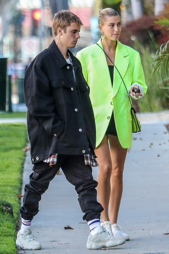 Exclusif - Justin Bieber et Hailey Baldwin Bieber sortent de l'hôtel Waldorf Astoria à Beverly Hills, Los Angeles. Hailey porte une veste de costume XXL jaune fluo! Le 27 mars 2019. F