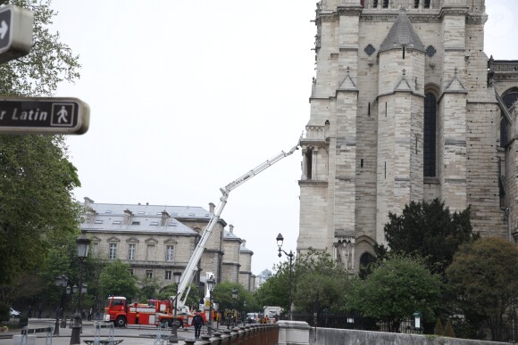 Illustration de la cathédrale Notre-Dame de Paris au lendemain de l'incendie, qui a entièrement détruit la toiture et sa charpente, et dont la flèche, qui culminait à 93 mètres, s'est effondrée. Le 16 avril 2019 © Denis Guignebourg / Bestimage