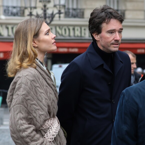 Antoine Arnault et sa compagne Natalia Vodianova viennent constater les dégâts de l'incendie de la cathédrale Notre-Dame de Paris le 16 avril 2019. © Stéphane Lemouton / Bestimage