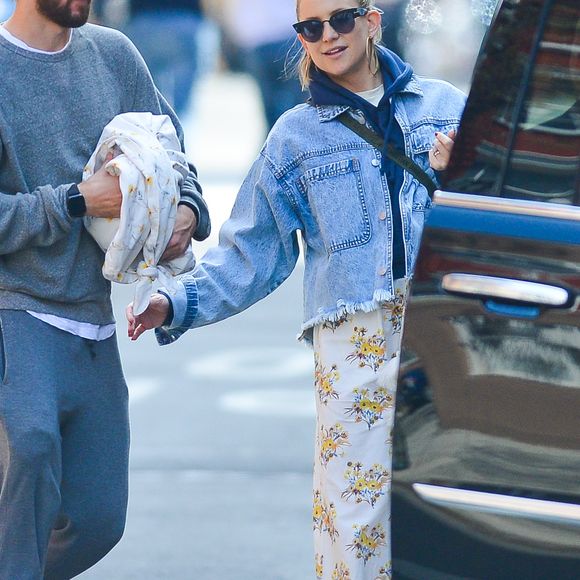 Exclusif - Kate Hudson et son compagnon Danny Fujikawa sortent en famille à New York. L'actrice et créatrice de mode âgée de 39 ans portait une veste en jean raccourcie, un sweat à capuche bleu, des boucles d'oreilles, un pantalon à fleurs et des talons bruns. New York, le 8 avril 2019.
