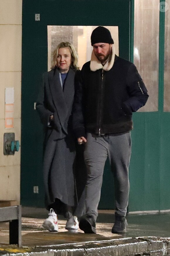 Exclusif - Kate Hudson et son compagnon Danny Fujikawa se baladent en amoureux après un dîner en tête à tête à New York le 4 avril 2019.