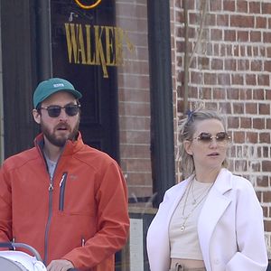 Kate Hudson se promène avec son compagnon Danny Fujikawa, leur fils Ryder et leur fille Rani Rose dans les rues de New York le 4 avril 2019.