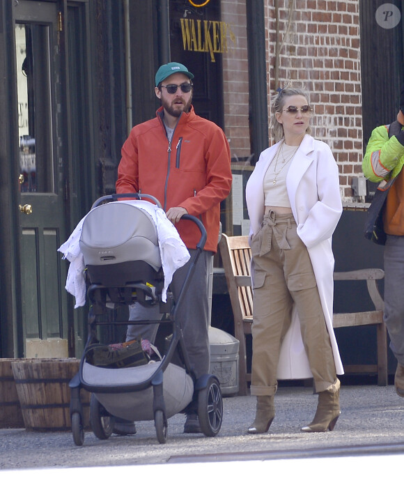 Kate Hudson se promène avec son compagnon Danny Fujikawa, leur fils Ryder et leur fille Rani Rose dans les rues de New York le 4 avril 2019.