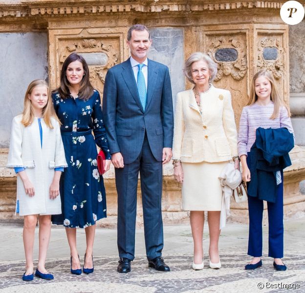 Le roi Felipe VI d'Espagne entouré de la reine Letizia d'Espagne, leurs filles les princesses Leonor et Sofia et la reine Sofia - La famille royale espagnole assiste à la messe de Pâques à la cathédrale Palma de Majorque le 21 Avril 2019.