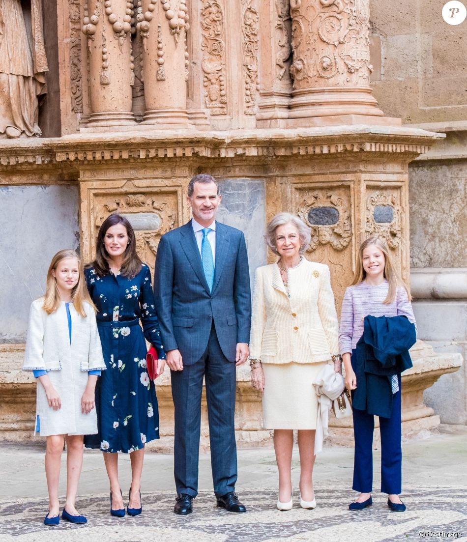 Le Roi Felipe VI D Espagne Entour De La Reine Letizia D Espagne Leurs 