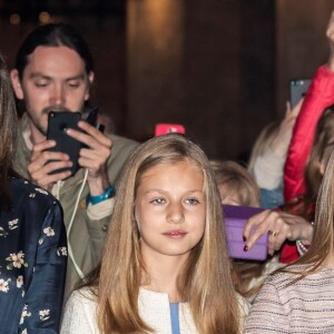 Le roi Felipe VI d'Espagne, la reine Letizia et leurs filles Leonor et Sofia ainsi que la reine Sofia assistent à la messe de Pâques à la cathédrale de Palma de Majorque, le 21 avril 2019.