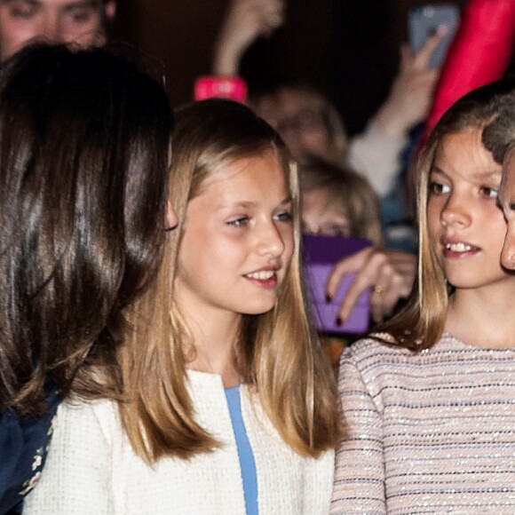 Le roi Felipe VI d'Espagne, la reine Letizia et leurs filles Leonor et Sofia ainsi que la reine Sofia assistent à la messe de Pâques à la cathédrale de Palma de Majorque, le 21 avril 2019.