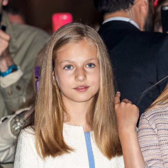 Le roi Felipe VI d'Espagne, la reine Letizia et leurs filles Leonor et Sofia ainsi que la reine Sofia assistent à la messe de Pâques à la cathédrale de Palma de Majorque, le 21 avril 2019.