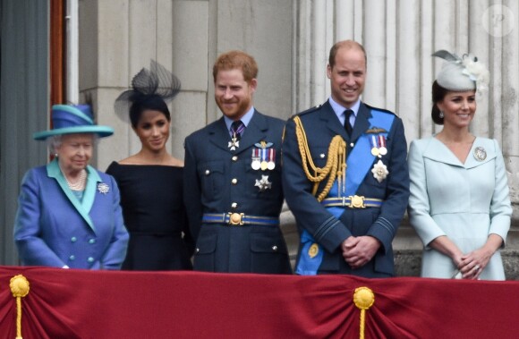 La reine Elisabeth II d'Angleterre, Meghan Markle, duchesse de Sussex (habillée en Dior Haute Couture par Maria Grazia Chiuri), le prince Harry, duc de Sussex, le prince William, duc de Cambridge, Kate Catherine Middleton, duchesse de Cambridge - La famille royale d'Angleterre lors de la parade aérienne de la RAF pour le centième anniversaire au palais de Buckingham à Londres.