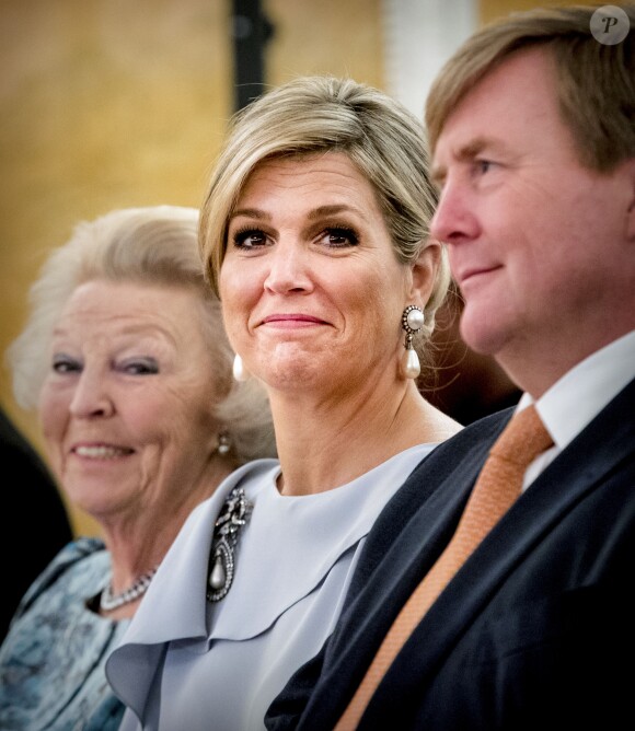 La princesse Beatrix, la reine Maxima et le roi Willem-Alexander des Pays-Bas lors de la remise des prix Orange au palais Noordeinde à La Haye le 6 juin 2018